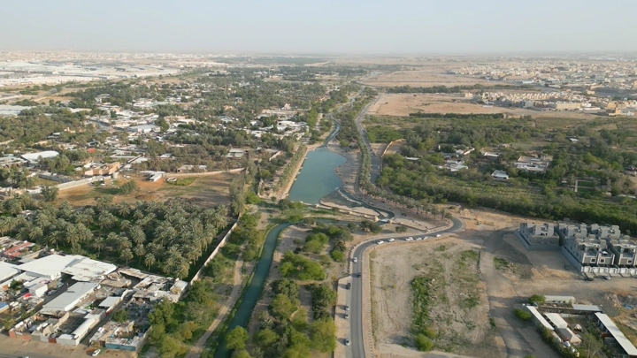 وادي حنيفة في الرياض، منظر جوي يظهر المساحات الخضراء والمياه.