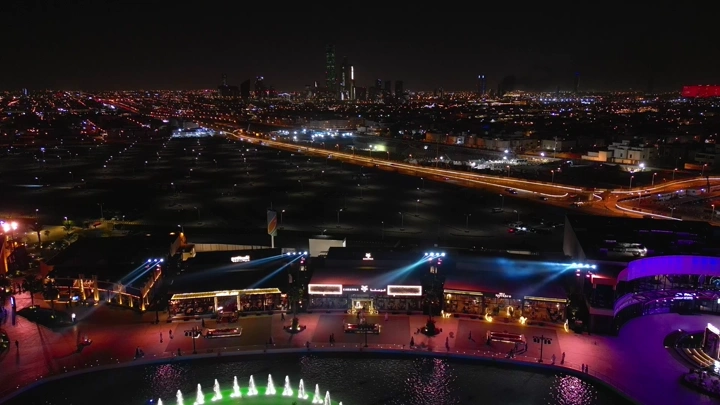 مشهد ليلي للبوليفارد في الرياض، لقطة جوية.