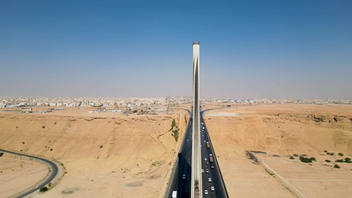 الجسر المعلق في الرياض من الأعلى، تصوير جوي نهاري.