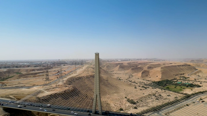 الجسر المعلق في الرياض، منظر جوي نهاري.