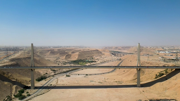 الجسر المعلق في الرياض، مشهد جوي نهاري.