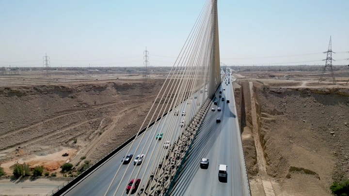 الجسر المعلق في الرياض خلال النهار، لقطة جوية.