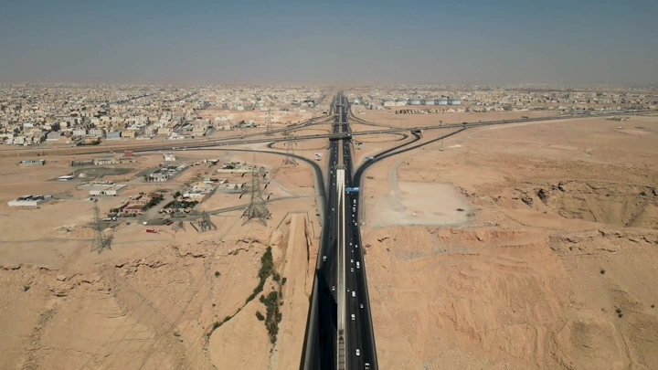 الجسر المعلق في الرياض، لقطة جوية نهارية.