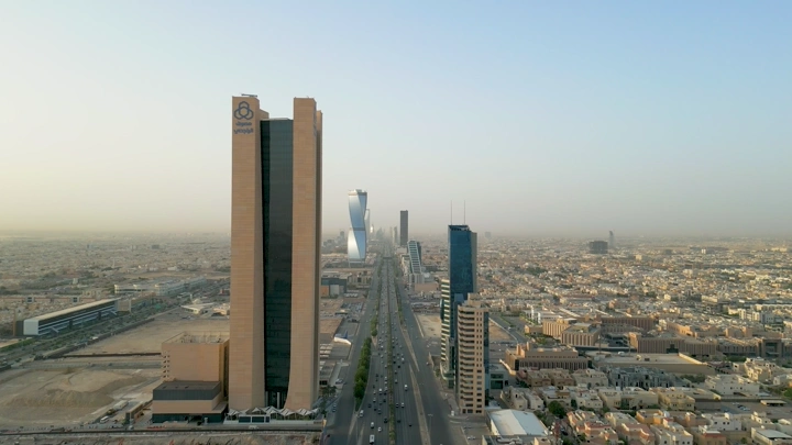 طريق الملك فهد في الرياض، لقطة جوية نهارية.