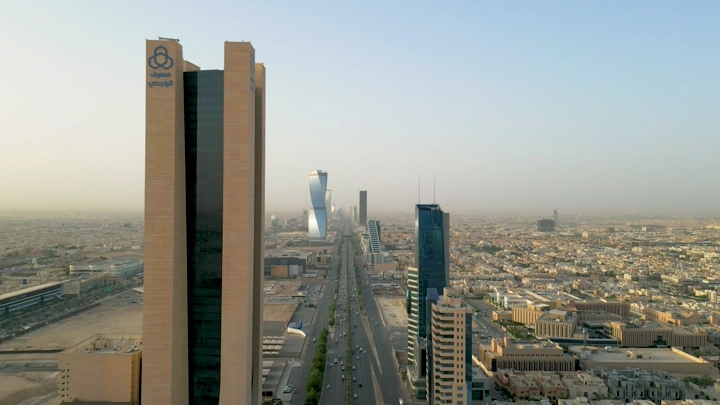 طريق الملك فهد في الرياض مع ناطحات السحاب، لقطة جوية.