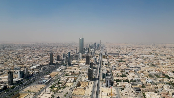 مدينة الرياض من الأعلى مع طريق الملك فهد، لقطة جوية.