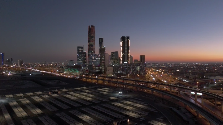 مدينة الرياض في المساء مع مترو وناطحات سحاب، لقطة جوية.