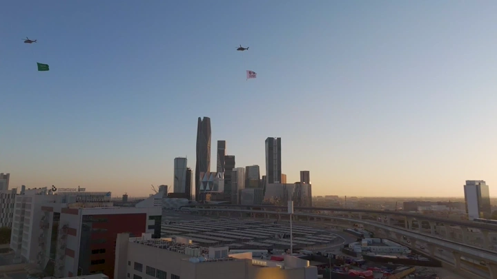 ناطحات سحاب في الرياض عند الغروب، لقطة جوية.