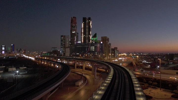 مشهد ليلي لمترو الرياض والمدينة المالية، لقطة جوية.