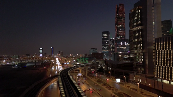 منظر جوي لمترو الرياض والمدينة المالية ليلاً.