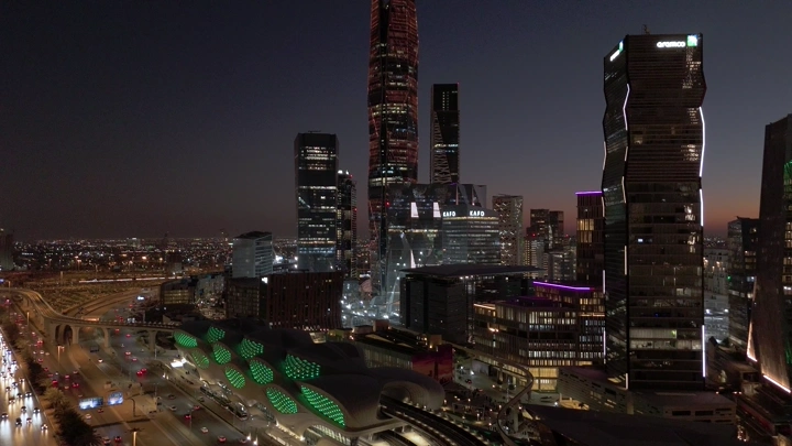 مشهد ليلي لمترو الرياض والمدينة المالية، لقطة جوية.