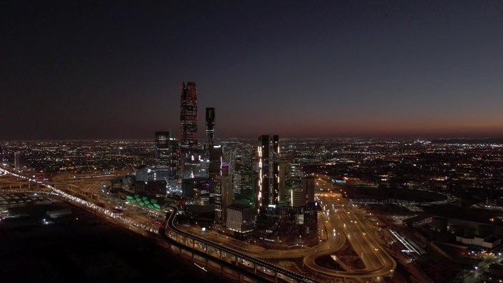 أفق الرياض ليلاً مع المدينة المالية، لقطة جوية.