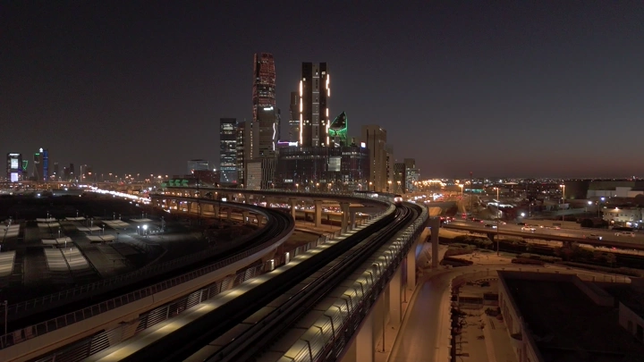 منظر جوي لمترو الرياض والمدينة المالية ليلاً.