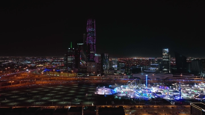 مدينة ملاهي وينترلاند الرياض ليلاً، لقطة جوية.