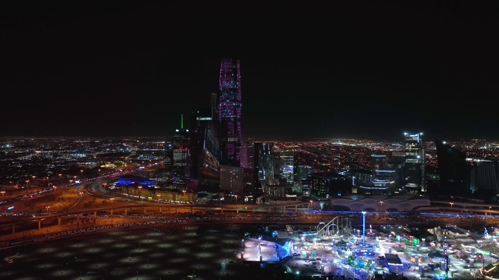 مدينة الرياض ليلاً مع أضواء وينترلاند، لقطة جوية.