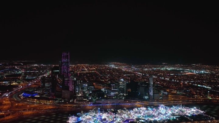 مدينة الرياض ليلاً مع أضواء وينترلاند، لقطة جوية.