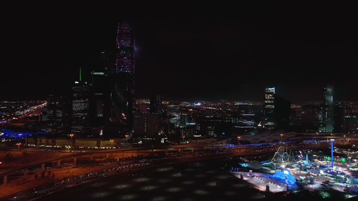 مدينة الرياض ليلًا مع أضواء وينترلاند، لقطة جوية.