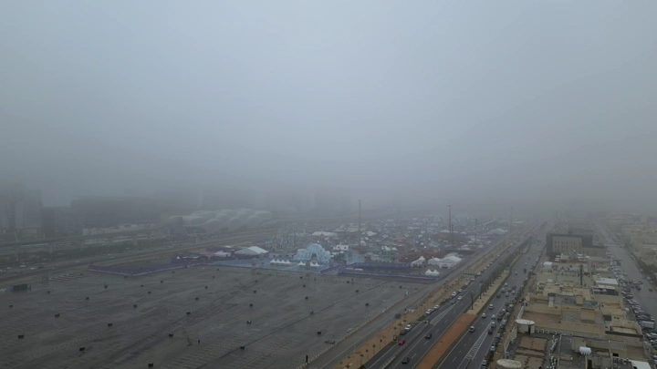 تصوير جوية لوينترلاند الرياض في يوم ضبابي.