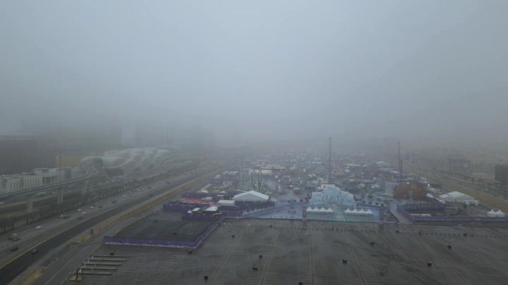 لقطه جوية لوينترلاند الرياض في يوم ضبابي.