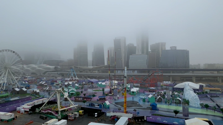 مدينة ملاهي في الرياض تحت الضباب، لقطة جوية.