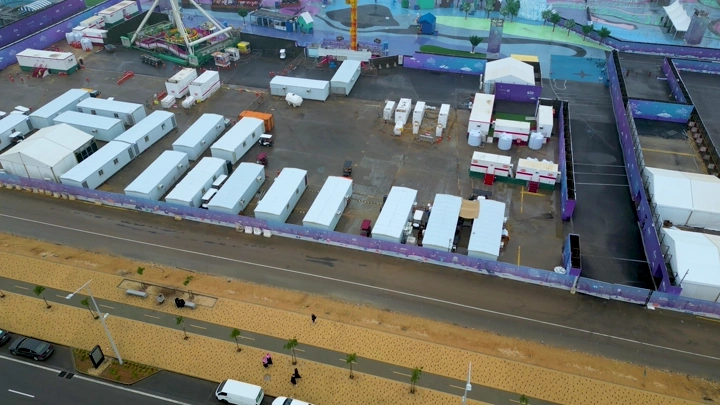 منظر جوي لمنطقة وينترلاند الرياض، يظهر تجهيزات وأكشاك متعددة.