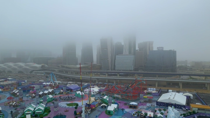 مدينة ملاهي في الرياض تحت الضباب، لقطة جوية.