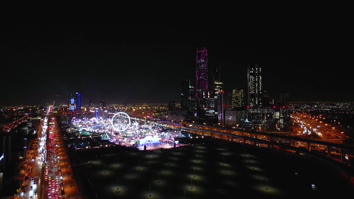 عرض جوي لوينترلاند الرياض ليلاً مع أضواء المدينة الساطعة.