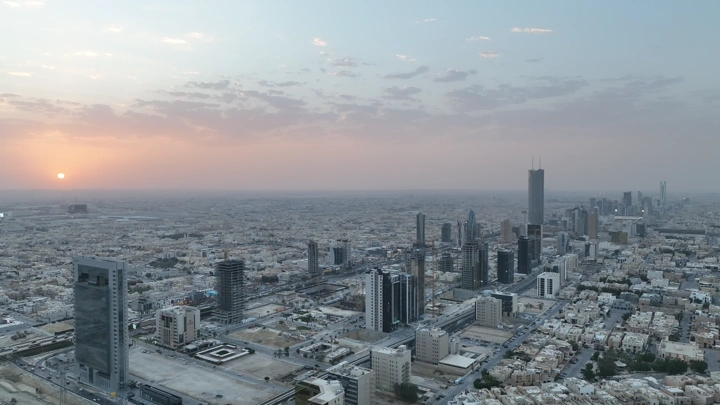 أبراج الرياض عند الغروب، لقطة جوية.