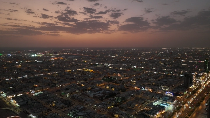 مدينة الرياض عند الغروب، لقطة جوية.