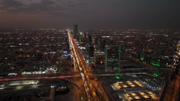 مشهد جوي لأبراج الرياض ليلاً، تصوير جوي.