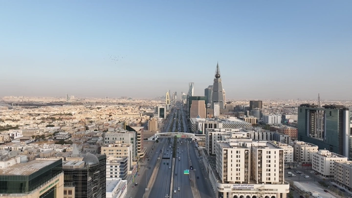 منظر لأبراج الرياض على طريق الملك فهد، لقطة جوية.