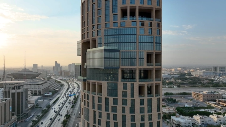 برج حديث في الرياض خلال النهار، لقطة جوية.