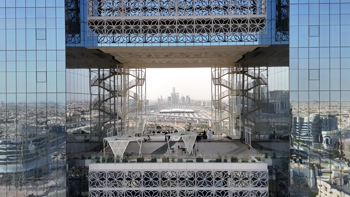 منظر لأبراج الرياض من خلال مبنى زجاجي، لقطة جوية.