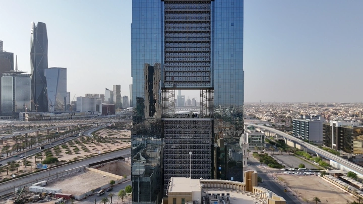 برج حديث في الرياض خلال النهار، لقطة جوية.