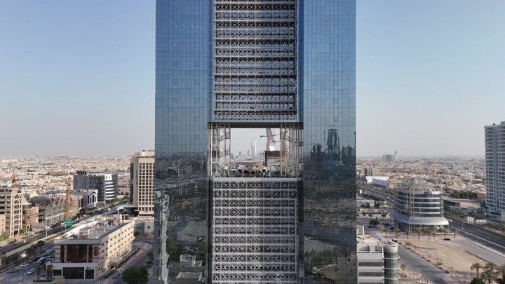 برج حديث في الرياض خلال النهار، لقطة جوية.