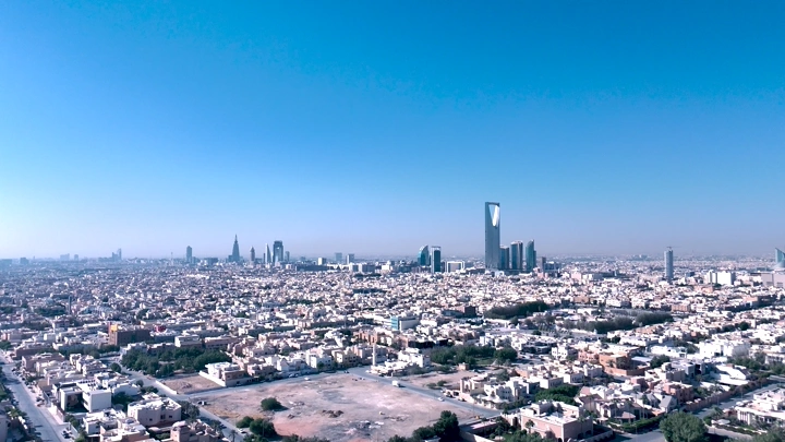 أفق الرياض مع أبراج بارزة، لقطة جوية نهارية.