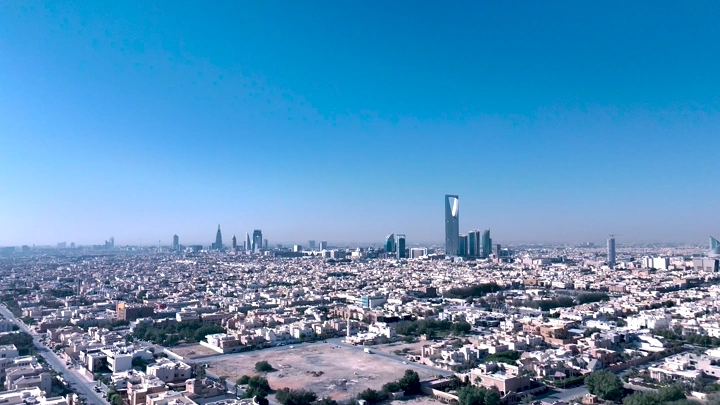 أفق الرياض مع أبراج بارزة في النهار، لقطة جوية.