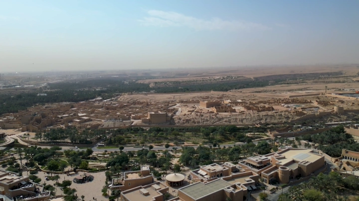 منظر جوي لمدينة الدرعية بالرياض في يوم مشمس.