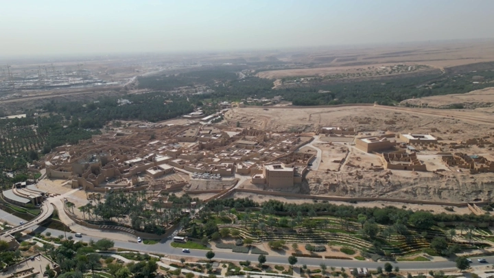 منظر جوي لمدينة الدرعية في الرياض، لقطة نهارية.