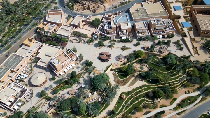 منظر جوي للدرعية في الرياض، يظهر المباني والحدائق.