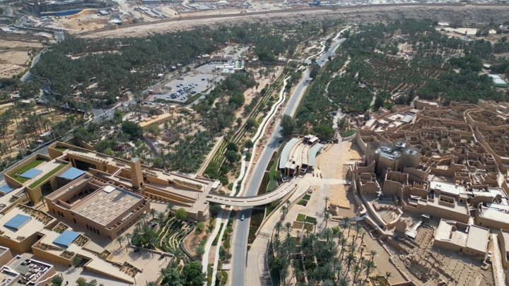 منظر جوي للدرعية في الرياض، يظهر المباني التقليدية والحدائق.
