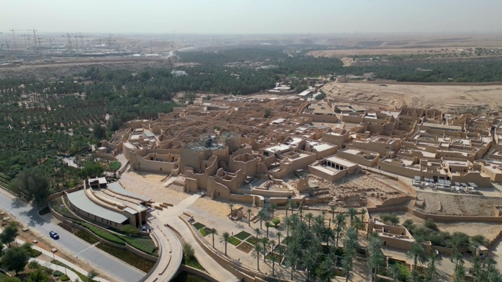 مشهد جوي لمدينة الدرعية التاريخية في الرياض، تصوير نهاري.