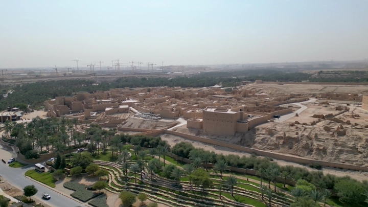 مشهد جوي لمدينة الدرعية التاريخية في الرياض، في وضح النهار.