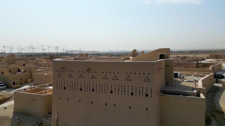 مباني طينية في الدرعية بالرياض، لقطة جوية نهارية.