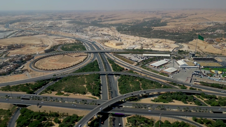 شبكة طرق في الرياض خلال النهار، لقطة جوية.