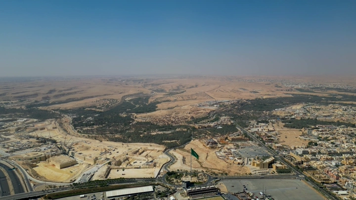 منظر جوي لمدينة الدرعية في الرياض، يظهر امتداد الصحراء والمباني، لقطة درون.