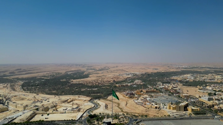 منظر جوي لمدينة الدرعية بالرياض تحت سماء زرقاء صافية.