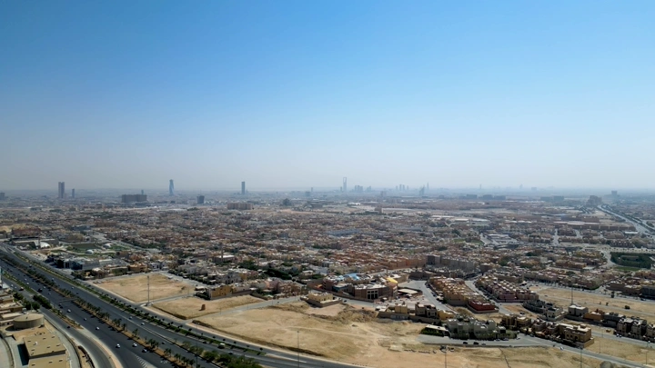 منظر جوي لمدينة الرياض في النهار، لقطة بطائرة الدرون .