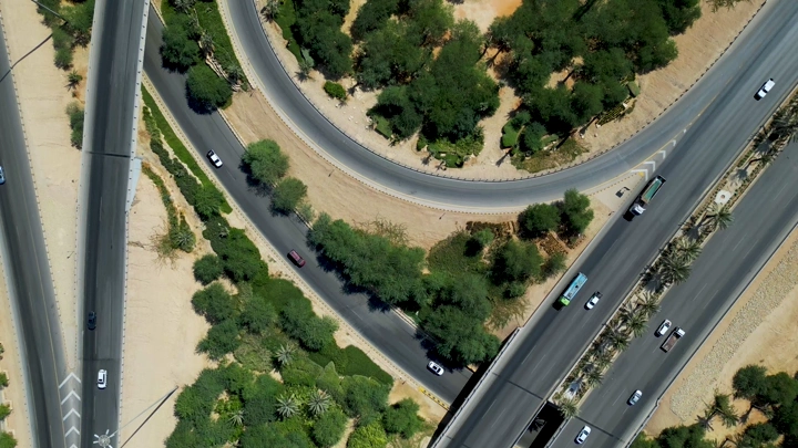 شبكة طرق مع أشجار في الرياض، لقطة جوية.