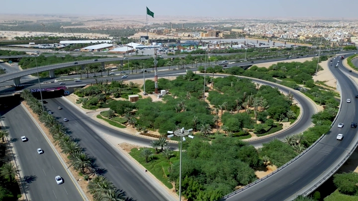 شبكة طرق في الرياض مع حديقة دائرية، لقطة جوية.